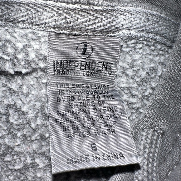 TAKING BACK SUNDAY BAND SWEATER - Picture 5 of 5